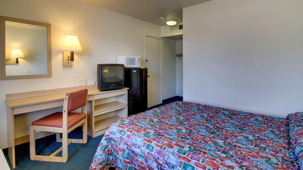 Motel 6 Des Moines South - Airport מראה חיצוני תמונה