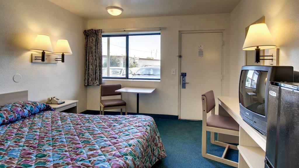 Motel 6 Des Moines South - Airport מראה חיצוני תמונה
